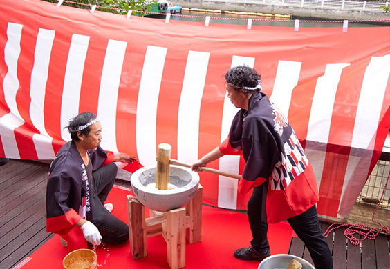 写真：開運出張もちつき隊
