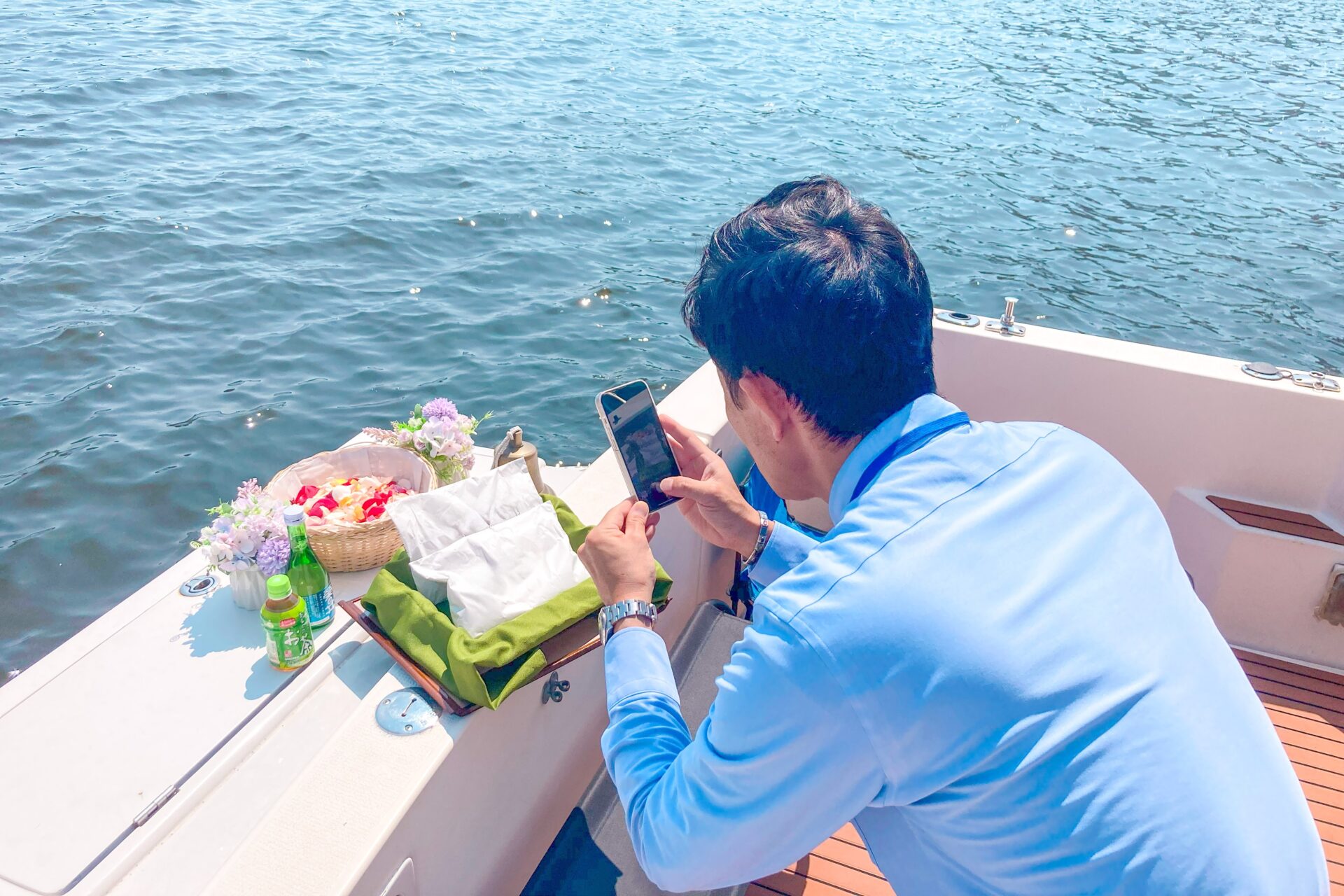 写真：船上セレモニースタッフ