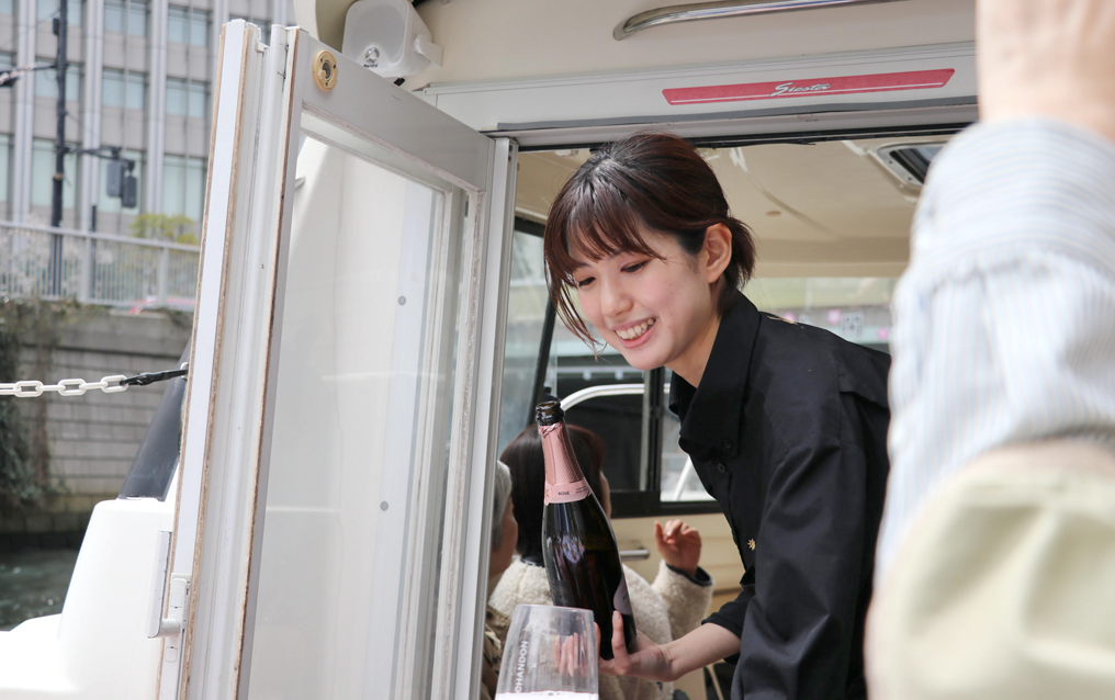 写真：船上サービスクルー業務